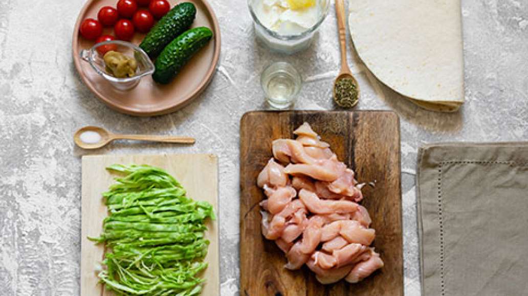 Нарезать капусту тонкой соломкой,  также порежем курицу на тонкие кусочки. 