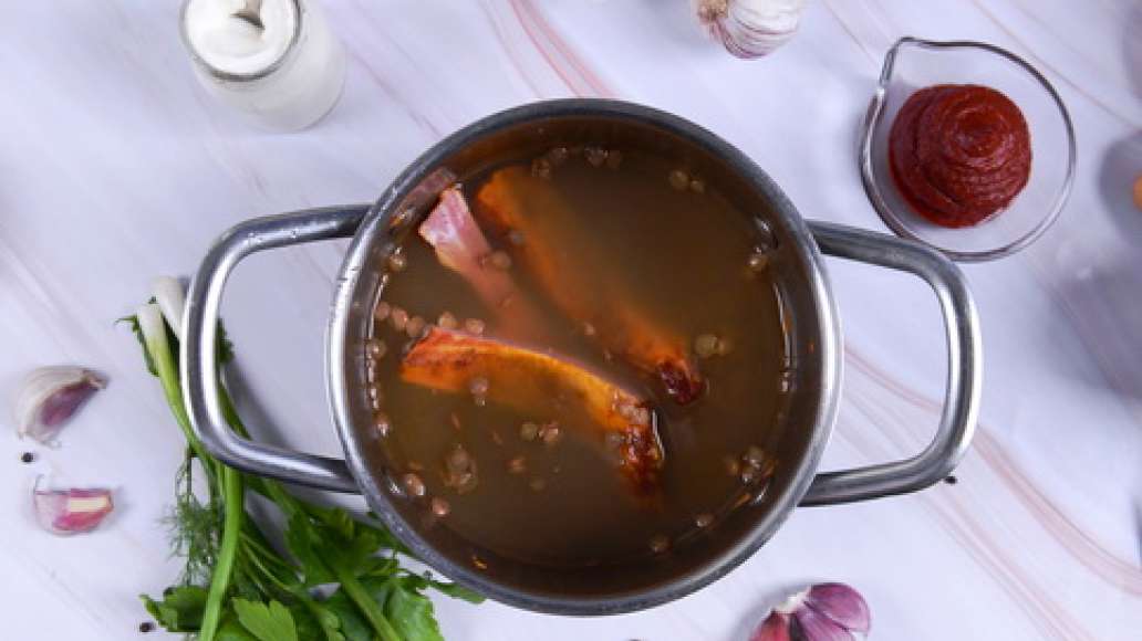Нарежьте шейку порционными кусочками, ребрышки - вдоль кости и добавьте в кастрюлю. Доведите до кипения. 