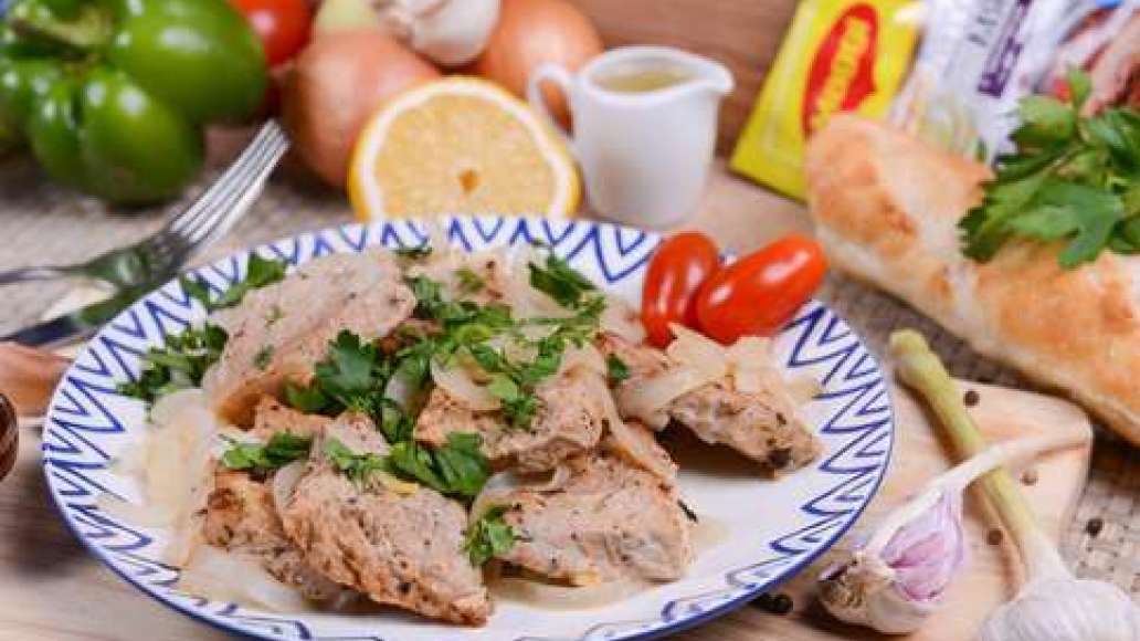 Выньте противень из духовке, разрежьте и раскройте рукав, полейте мясо выделившимся соком и запекайте ещё 30 минут. Выньте противень из духовке, разрежьте и раскройте рукав, полейте мясо выделившимся соком и запекайте ещё 30 минут.