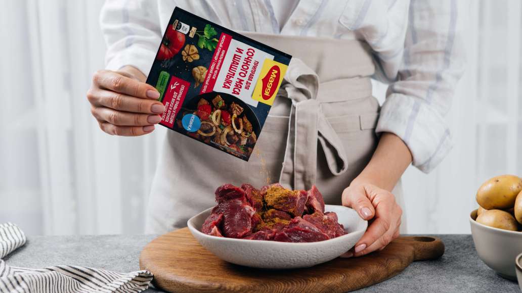 Переложить мясо в стеклянную или эмалированную емкость. Добавить MAGGI® Приправу для сочного мяса и шашлыка, 4 ст. л. растительного масла. Как следует перемешать и мариновать 30 минут.