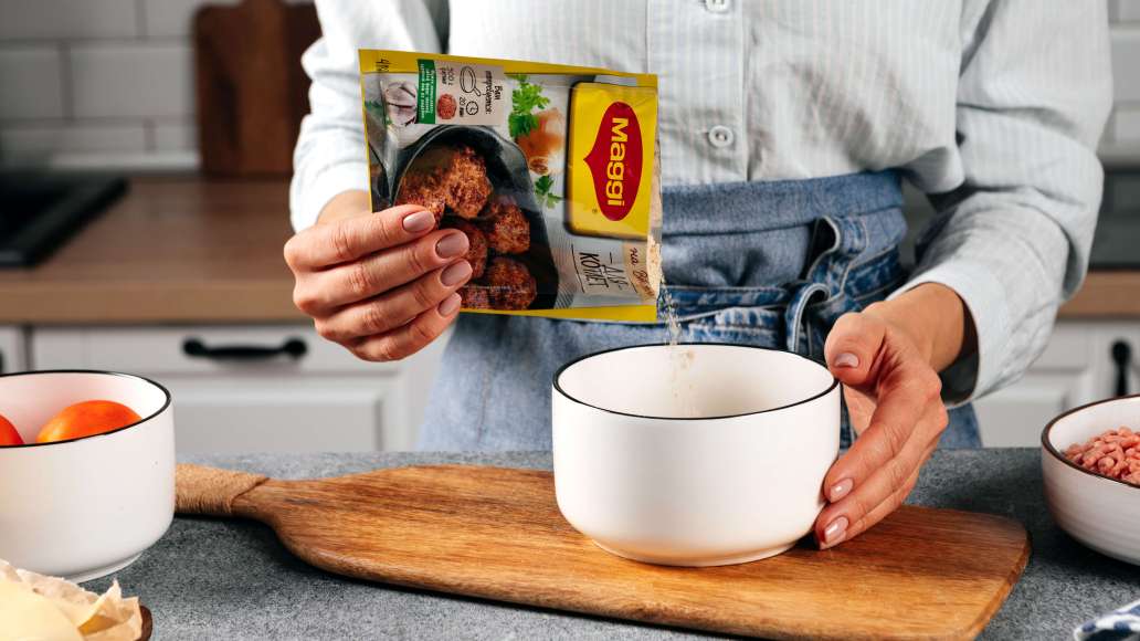 Добавить в теплую воду содержимое пачки MAGGI® НА ВТОРОЕ для котлет. Дать настояться 2 минуты. Добавить в теплую воду содержимое пачки MAGGI® НА ВТОРОЕ для котлет. Дать настояться 2 минуты.