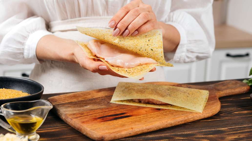 Филе курицы отбить до толщины 1,5-2 см. Уложить каждое на лист MAGGI® НА ВТОРОЕ для нежного филе куриной грудки с чесноком и травами и накрыть свободными половинками листов. Филе курицы отбить до толщины 1,5-2 см. Уложить каждое на лист MAGGI® НА ВТОРОЕ для нежного филе куриной грудки с чесноком и травами и накрыть свободными половинками листов.