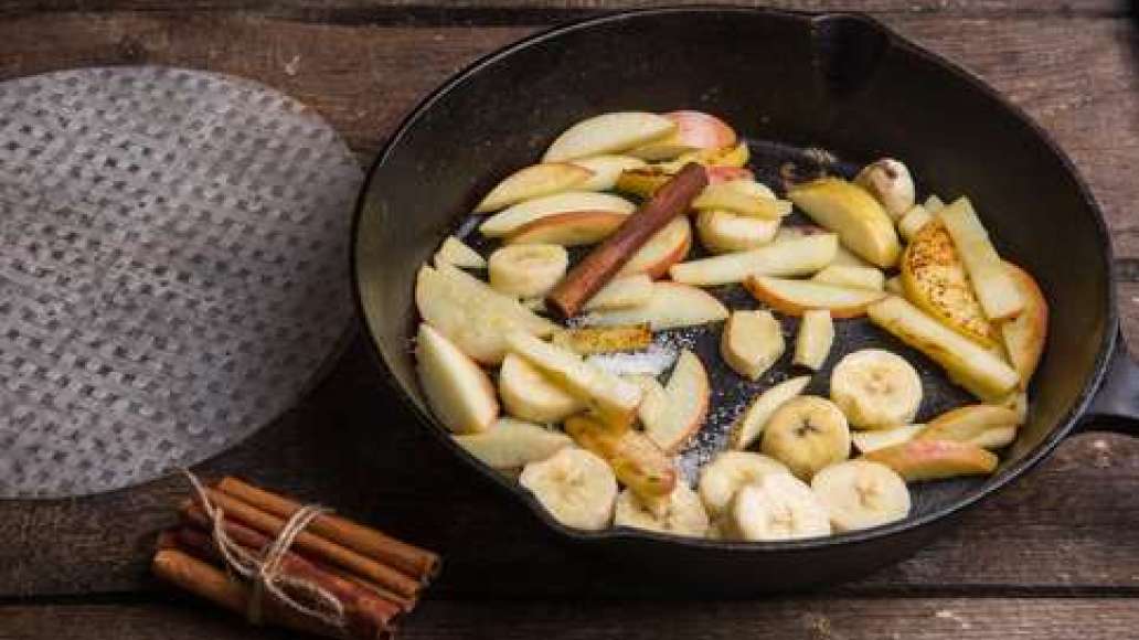 Яблоки нарезать соломкой, банан – кружками. Очистить корень имбиря и мелко нарезать. Разогреть в сковороде растительное масло, положить фрукты и имбирь, добавить сахар, полить лимонным соком, приправить корицей и обжарить. Рисовую бумагу по одному листу о