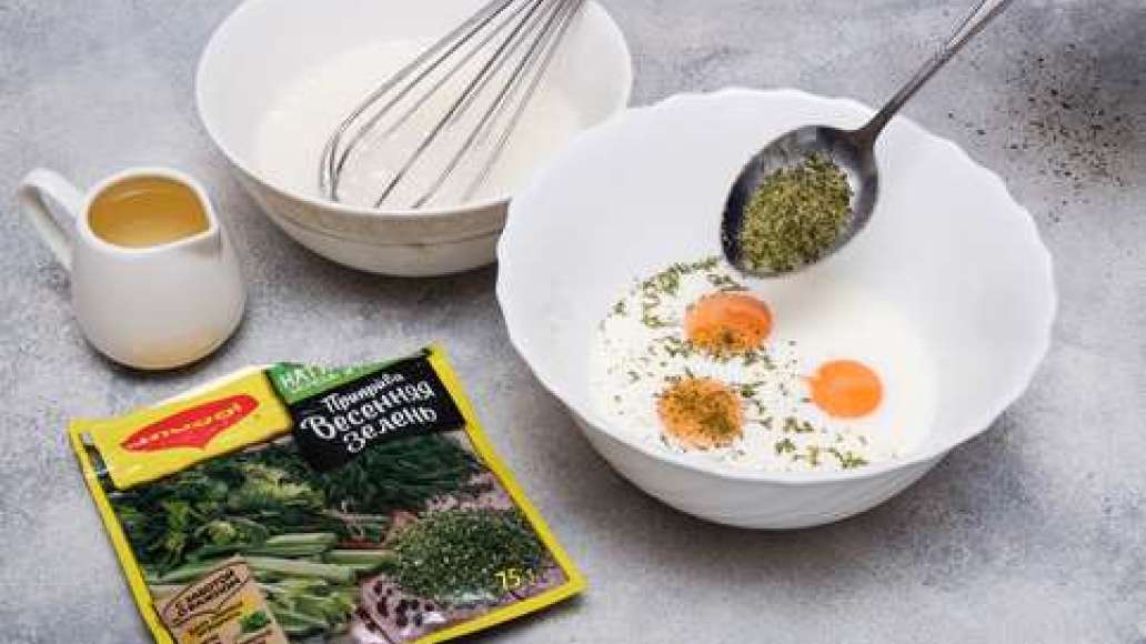Отделить желтки от белков. Желтки соединить со сливками, добавить MAGGI® Приправа Весенняя зелень и взболтать венчиком. Белки взбить миксером в плотную пену с щепоткой соли и каплей лимонного сока. Отделить желтки от белков. Желтки соединить со сливками, добавить MAGGI® Приправа Весенняя зелень и взболтать венчиком. Белки взбить миксером в плотную пену с щепоткой соли и каплей лимонного сока.