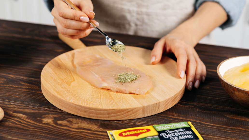 Смазать двумя ст. л. оливкового масла с обеих сторон и натереть одной ч. л. MAGGI® Приправа Весенняя зелень. Смазать двумя ст. л. оливкового масла с обеих сторон и натереть одной ч. л. MAGGI® Приправа Весенняя зелень.
