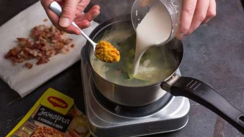 Добавить в кастрюлю сливки и MAGGI® Зажарка с морковью и луком. Тщательно перемешать и кипятить ещё пять минут.