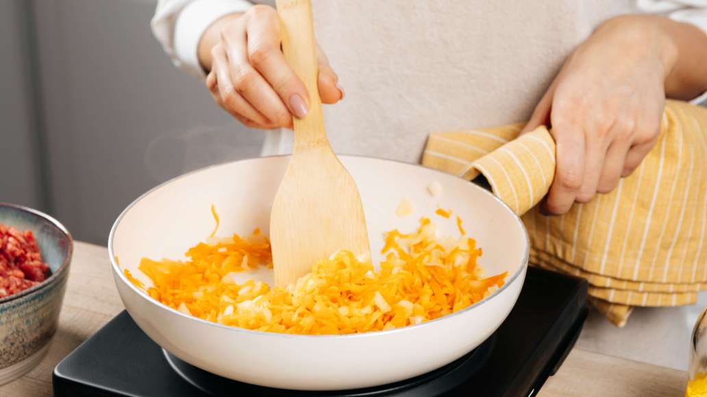 Попробовать соус на вкус и при необходимости добавить немного сахара (если томаты окажутся очень кислыми). Пюрировать соус блендером. Натереть на крупной тёрке морковь, мелко нарезать лук. Обжарить до полуготовности на раскалённом растительном масле (3–5 Попробовать соус на вкус и при необходимости добавить немного сахара (если томаты окажутся очень кислыми). Пюрировать соус блендером. Натереть на крупной тёрке морковь, мелко нарезать лук. Обжарить до полуготовности на раскалённом растительном масле (3–5