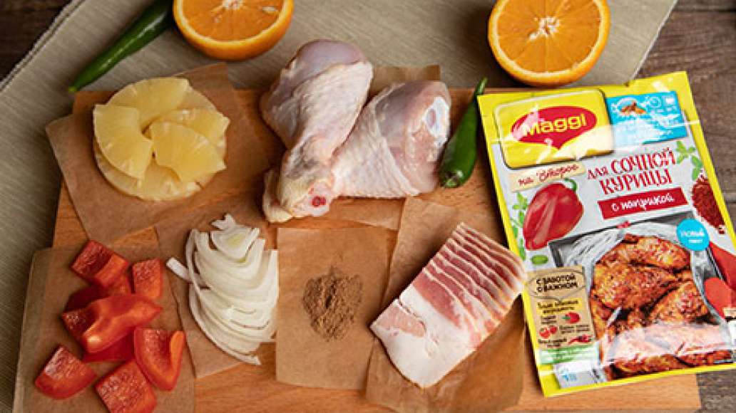 Курицу нарезать крупными кусочками, перемешать с корицей, добавить свежевыжатый апельсиновый сок. Лук нарезать тонкой соломкой. Ананасы нарезать крупным кубиком. Болгарский перец нарезать кубиком. Бекон нарезать соломкой.