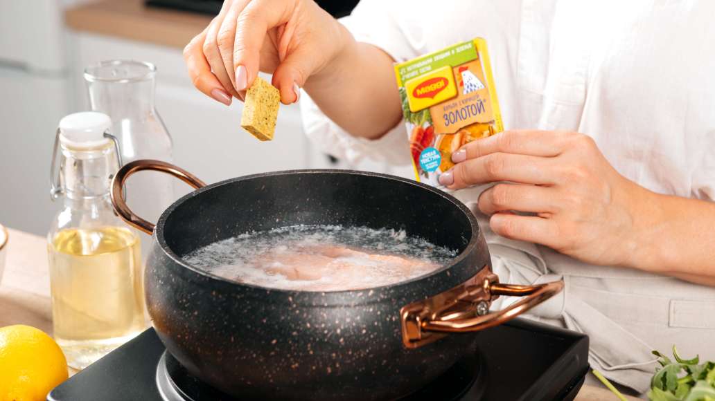 Довести воду до кипения. Добавить MAGGI® ЗОЛОТОЙ® Бульон с курицей. Варить 15-20 минут. Филе извлечь и остудить. Довести воду до кипения. Добавить MAGGI® ЗОЛОТОЙ® Бульон с курицей. Варить 15-20 минут. Филе извлечь и остудить.