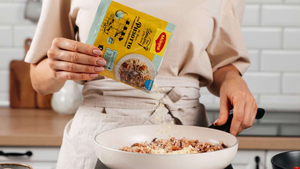 Добавить MAGGI® НА ВТОРОЕ для ризотто в сливочно-сырном соусе, сливки и воду. Тщательно перемешать. Добавить MAGGI® НА ВТОРОЕ для ризотто в сливочно-сырном соусе, сливки и воду. Тщательно перемешать.