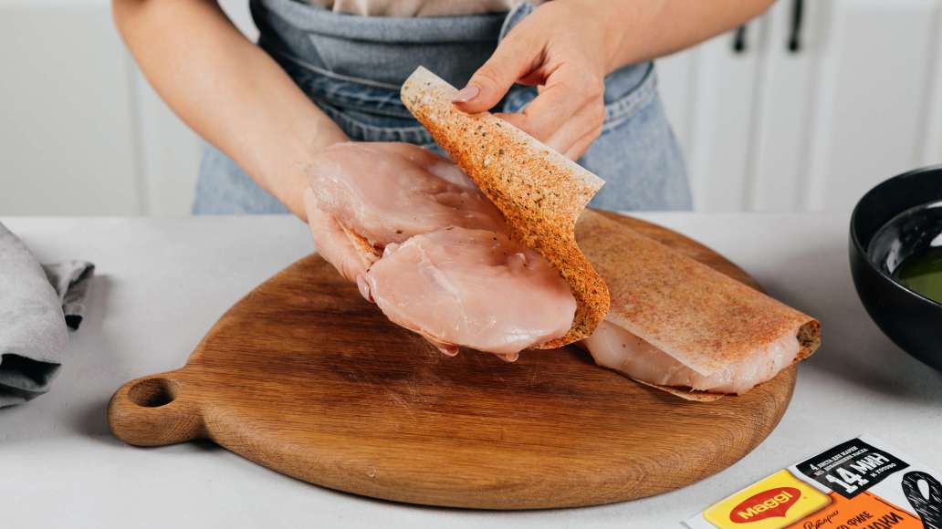Выложить медальоны на развернутые листы MAGGI® НА ВТОРОЕ для нежного филе куриной грудки по-итальянски. Накрыть второй половиной листов и прижать рукой. Шаг 5 - Куриные медальоны с зеленым маслом из петрушки и шпината