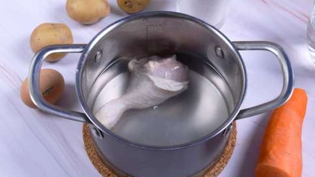 Положите кусочки курицы в кастрюлю, налейте холодную воду и доведите до кипения. Снимите пену. Уменьшите огонь и варите 30-60 минут до мягкости мяса. Положите кусочки курицы в кастрюлю, налейте холодную воду и доведите до кипения. Снимите пену. Уменьшите огонь и варите 30-60 минут до мягкости мяса.