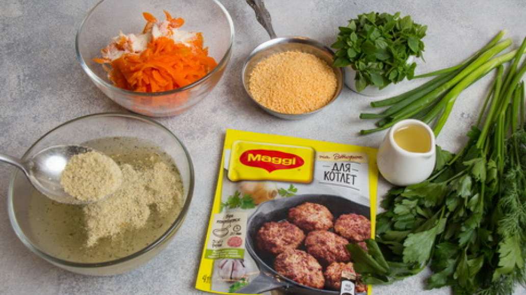Морковь натереть на терке. Содержимое пакетика MAGGI  НА ВТОРОЕ для котлет высыпать в теплую воду размешать и дать настояться. Смешать тертую морковь с манкой и MAGGI  НА ВТОРОЕ для котлет. Сформовать котлеты запанировав их в сухарях.