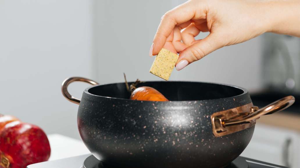 Залить овощи водой и довести до кипения. Добавить кубики MAGGI® ЗОЛОТОЙ® Бульон с курицей и варить до мягкости. Залить овощи водой и довести до кипения. Добавить кубики MAGGI® ЗОЛОТОЙ® Бульон с курицей и варить до мягкости.