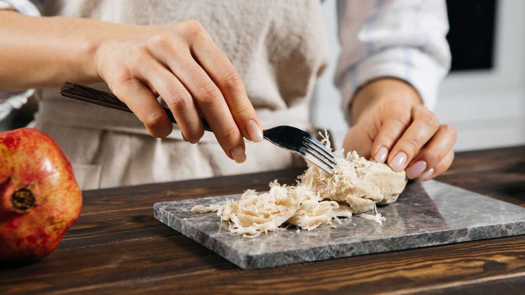Варить мясо до готовности. Дать остыть и разобрать на короткие волокна. Варить мясо до готовности. Дать остыть и разобрать на короткие волокна.