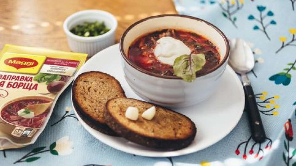 Подавать борщ с чесночными гренками и сметаной. Рядом можно поставить миску с мелко нарезанной свежей зеленью – укропом, петрушкой, зеленым луком. Приятного аппетита!