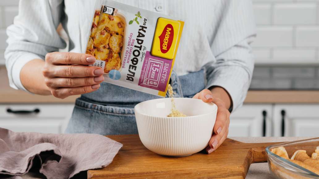 Для соуса MAGGI® На Второе для картофеля под сырным соусом с ветчиной соединить со сметаной и добавить измельченную ветчину. Для соуса MAGGI® На Второе для картофеля под сырным соусом с ветчиной соединить со сметаной и добавить измельченную ветчину.