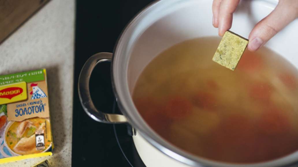 Вернуть бульон на плиту, довести до кипения, добавить нарезанный брусочками картофель.
Добавить нарезанную кружочками морковь и бульонный кубик, варить минут 10.
Шаг 3 - Куриный суп с заварными клецками