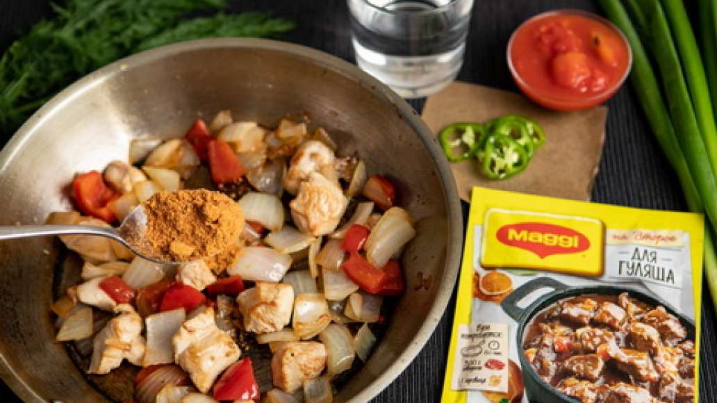 Добавить MAGGI® НА ВТОРОЕ для гуляша, воду и помидоры в собственном соку. Тушить до готовности. Добавить MAGGI® НА ВТОРОЕ для гуляша, воду и помидоры в собственном соку. Тушить до готовности.