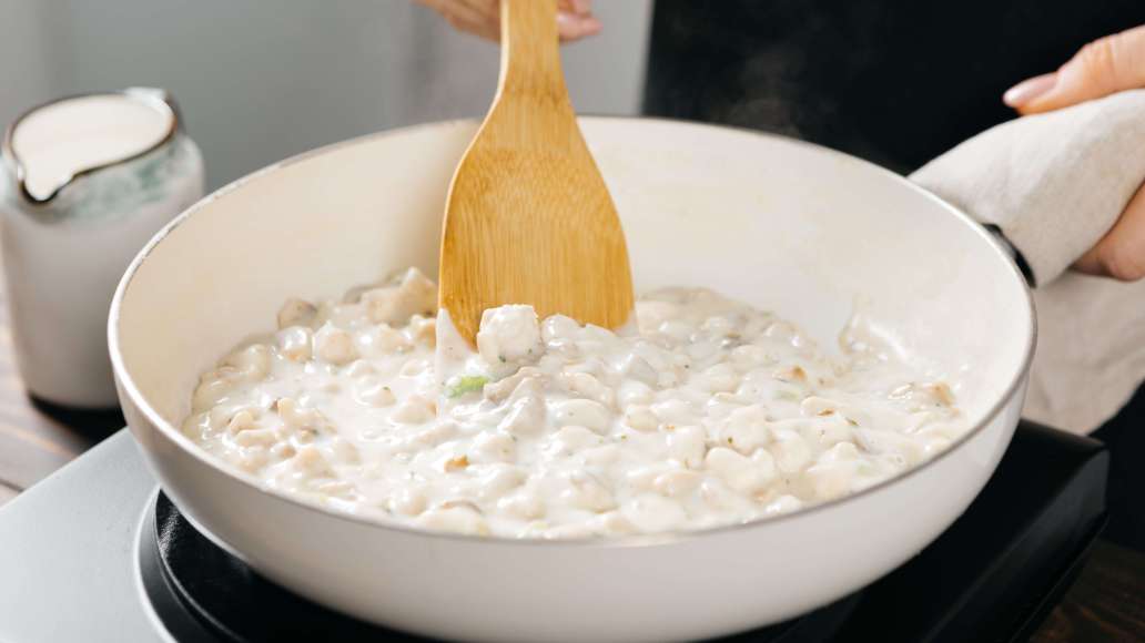 Влить молочно-пряную смесь в сковороду с грибами и курицей. Довести до кипения и готовить одну минуту, постоянно помешивая. Влить молочно-пряную смесь в сковороду с грибами и курицей. Довести до кипения и готовить одну минуту, постоянно помешивая.