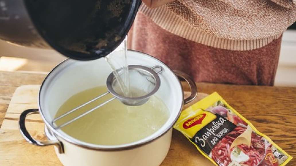 Из готового бульона достать мясо (нарезанное кусочками его лучше добавить в суп незадолго до готовности или прямо при подаче). Бульон процедить.
Из готового бульона достать мясо (нарезанное кусочками его лучше добавить в суп незадолго до готовности или прямо при подаче). Бульон процедить.