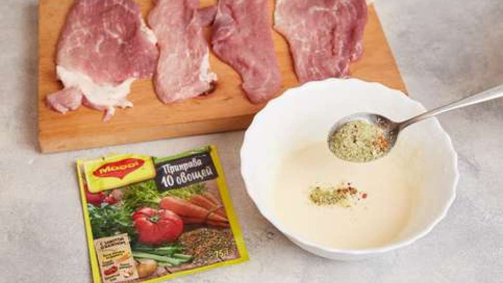 Разбить в миску яйца и взбить венчиком. Добавить кефир, муку и MAGGI® Приправа 10 овощей и оставить на 10 минут. Отбить свинину до толщины 1,5 см, поместив мясо в пакет. Разогреть в сковородке растительное масло. Обмакнуть отбивные в кляр и жарить на ср Разбить в миску яйца и взбить венчиком. Добавить кефир, муку и MAGGI® Приправа 10 овощей и оставить на 10 минут. Отбить свинину до толщины 1,5 см, поместив мясо в пакет. Разогреть в сковородке растительное масло. Обмакнуть отбивные в кляр и жарить на ср