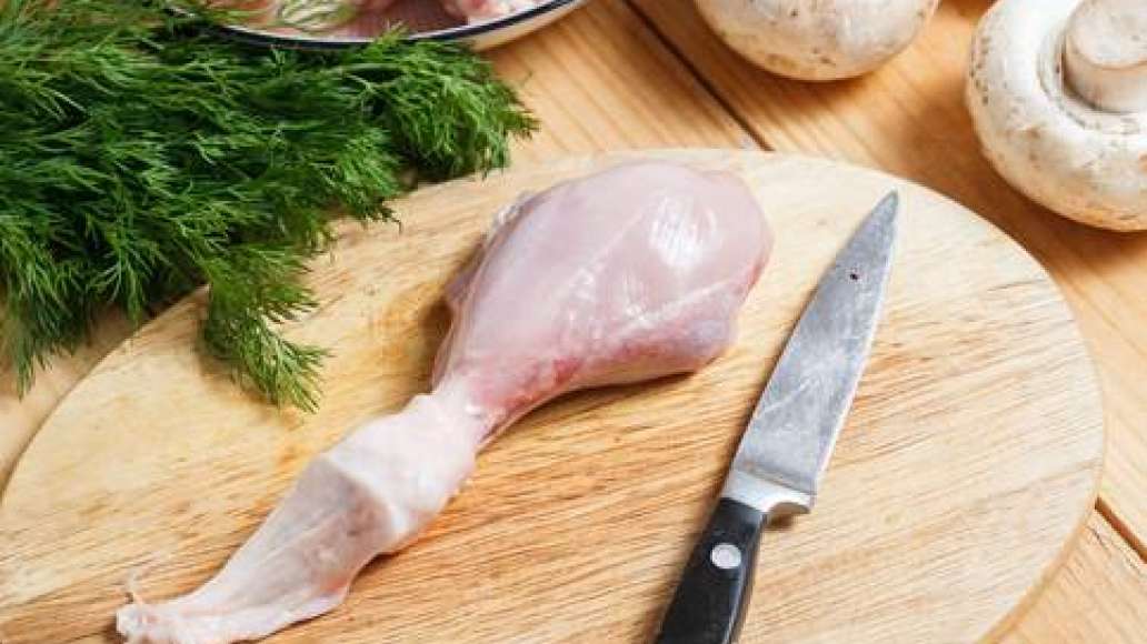 А затем снять ее мешочком, если нужно, подрезая мясо от кости. А затем снять ее мешочком, если нужно, подрезая мясо от кости.