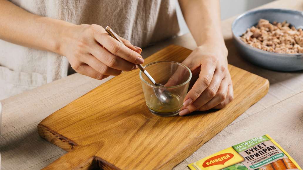 В отдельной ёмкости смешать горячую воду с MAGGI® Приправа универсальная Букет приправ и оставить на 3 минуты. Добавить лёгкий майонез и тщательно перемешать.