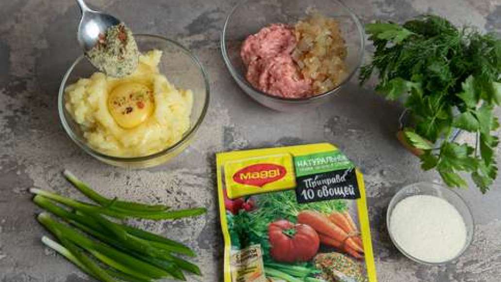 Репчатый лук обжарить на растительном масле до золотистого цвета, часто перемешивая. Соединить с фаршем и перемешать. Картофельное пюре перемешать с яйцом, добавить MAGGI® Приправа 10 овощей и перемешать.