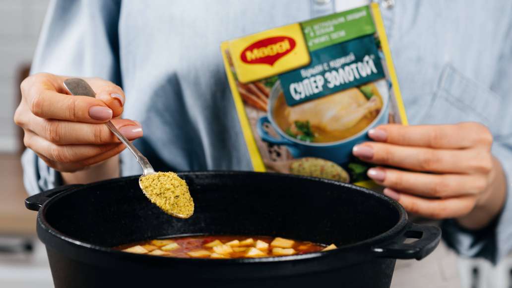 Добавить воду и довести до кипения. Добавить MAGGI® СУПЕР ЗОЛОТОЙ® Бульон с курицей и перемешать. Попробовать на вкус и при необходимости досолить. Добавить воду и довести до кипения. Добавить MAGGI® СУПЕР ЗОЛОТОЙ® Бульон с курицей и перемешать. Попробовать на вкус и при необходимости досолить.