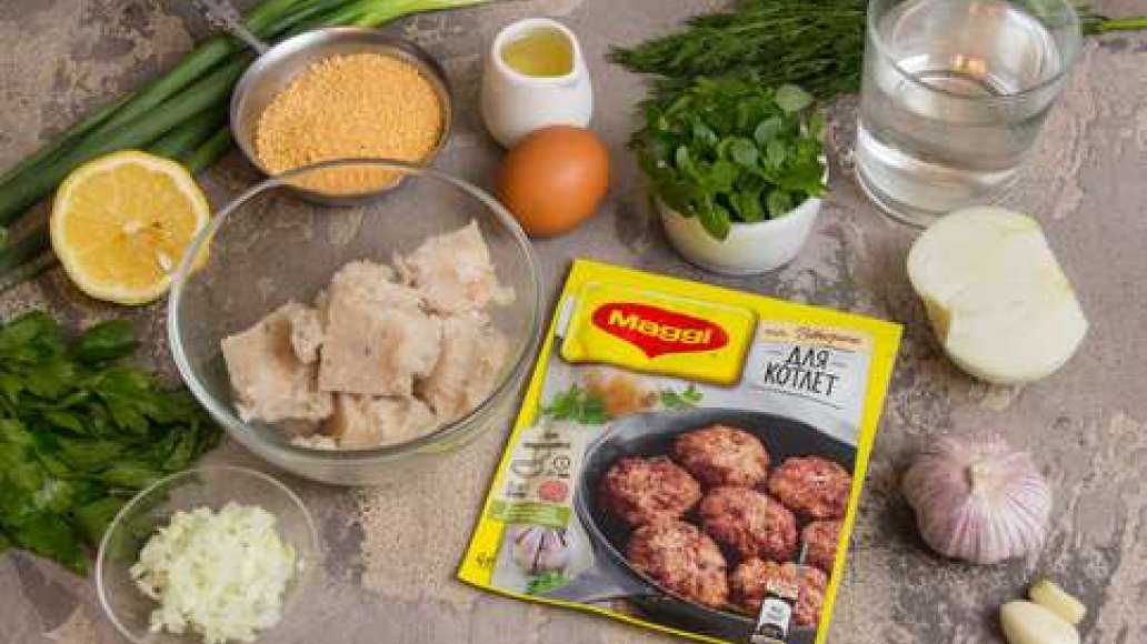Подготовить продукты. Фарш приготовить самостоятельно или приобрести в магазине. Лук очистить и нарезать мелкими кубиками. Подготовить продукты. Фарш приготовить самостоятельно или приобрести в магазине. Лук очистить и нарезать мелкими кубиками.