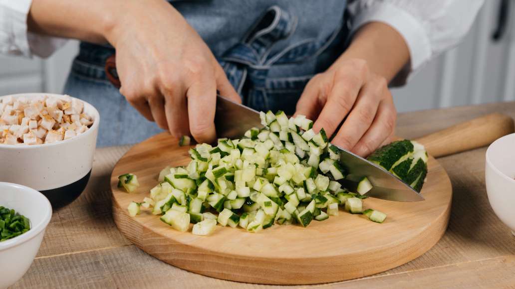Редис, огурцы нарезать небольшими кубиками. Переложить все нарезанные ингредиенты в глубокую емкость. Редис, огурцы нарезать небольшими кубиками. Переложить все нарезанные ингредиенты в глубокую емкость.