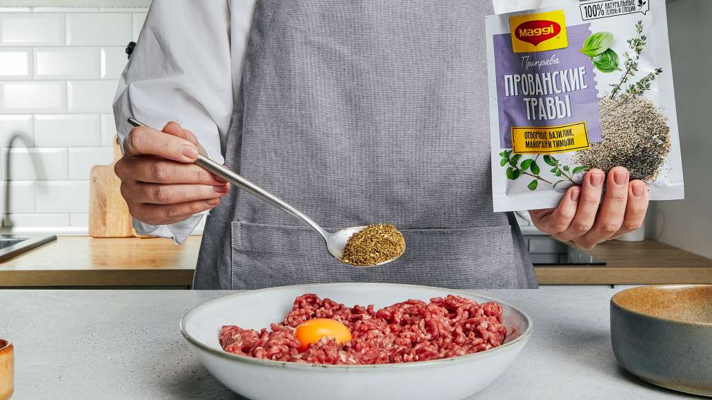 Говяжью вырезку промыть водой, нарезать небольшими кусочками и
пропустить через мясорубку. Затем в полученный фарш вбить яичный желток,
приправу MAGGI® Прованские травы, перемешать и сформировать
бифштексы. Говяжью вырезку промыть водой, нарезать небольшими кусочками и
пропустить через мясорубку. Затем в полученный фарш вбить яичный желток,
приправу MAGGI® Прованские травы, перемешать и сформировать
бифштексы.