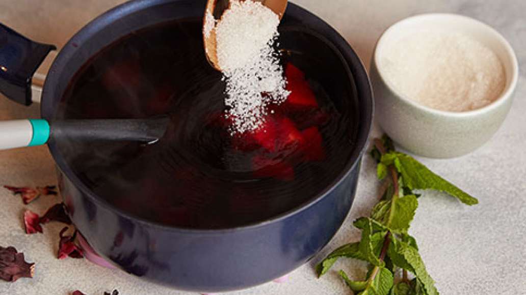 Процедить каркаде через сито. Добавить груши и сахар по вкусу, перемешать и варить 10 минут. Процедить каркаде через сито. Добавить груши и сахар по вкусу, перемешать и варить 10 минут.
