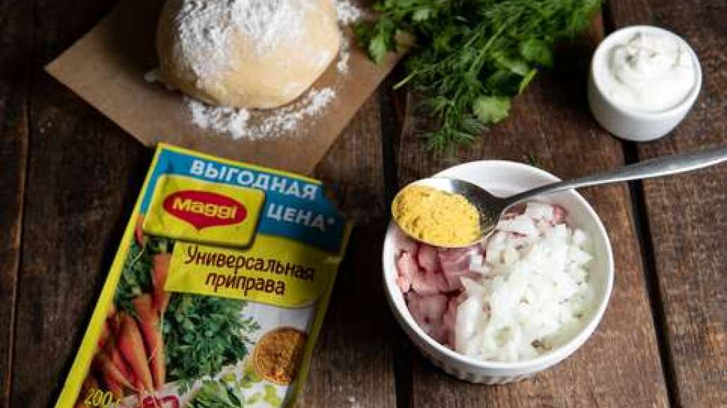 Вымесить фарш с водой, луком, чесноком и MAGGI® Универсальная приправа. Достать тесто из холодильника, присыпать мукой стол или раскаточную доску. Вымесить фарш с водой, луком, чесноком и MAGGI® Универсальная приправа. Достать тесто из холодильника, присыпать мукой стол или раскаточную доску.