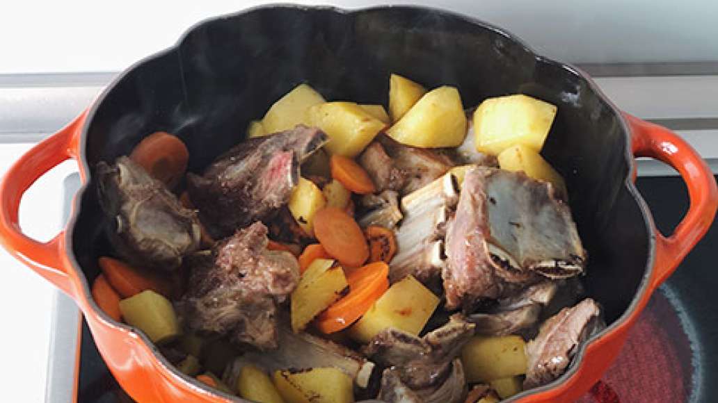 Через две минуты добавить обжаренное мясо, добавить розмарин. Залить кипятком так, чтобы прикрывало все содержимое, но не более того. Через две минуты добавить обжаренное мясо, добавить розмарин. Залить кипятком так, чтобы прикрывало все содержимое, но не более того.