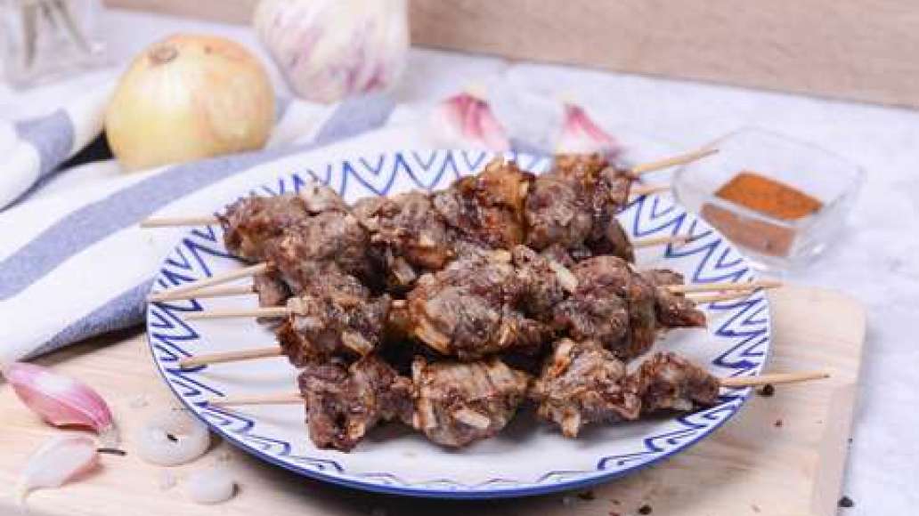 После того, как мясо замаринуется, сформируйте шашлычки, нанизывая мясо на шампуры. Готовьте 20-30 минут на слабых углях, периодически переворачивая. 