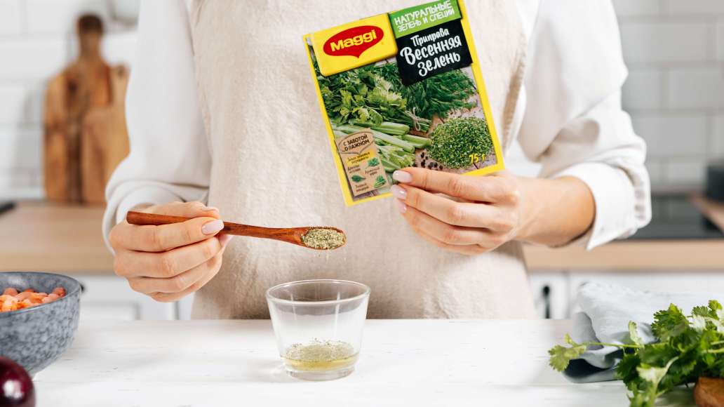 В небольшой ёмкости смешать горячую воду и MAGGI® Приправа Весенняя зелень, оставить на три минуты. 
