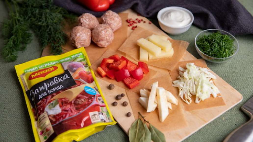 Измельчить куриную грудку в мясорубке или блендере. Сформировать фрикадельки, выложить их в кипящую воду, довести до кипения, уменьшить огонь и варить до готовности около 15 минут.
Сварить в 3 литрах воды морковь, лук и стебли петрушки с лавровым листо Измельчить куриную грудку в мясорубке или блендере. Сформировать фрикадельки, выложить их в кипящую воду, довести до кипения, уменьшить огонь и варить до готовности около 15 минут.
Сварить в 3 литрах воды морковь, лук и стебли петрушки с лавровым листо