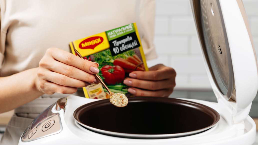 Добавить MAGGI® Приправу 10 овощей и воду. Готовить примерно 15 минут.