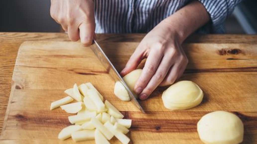 Нарезать картофель брусочками.
Капусту нашинковать.
