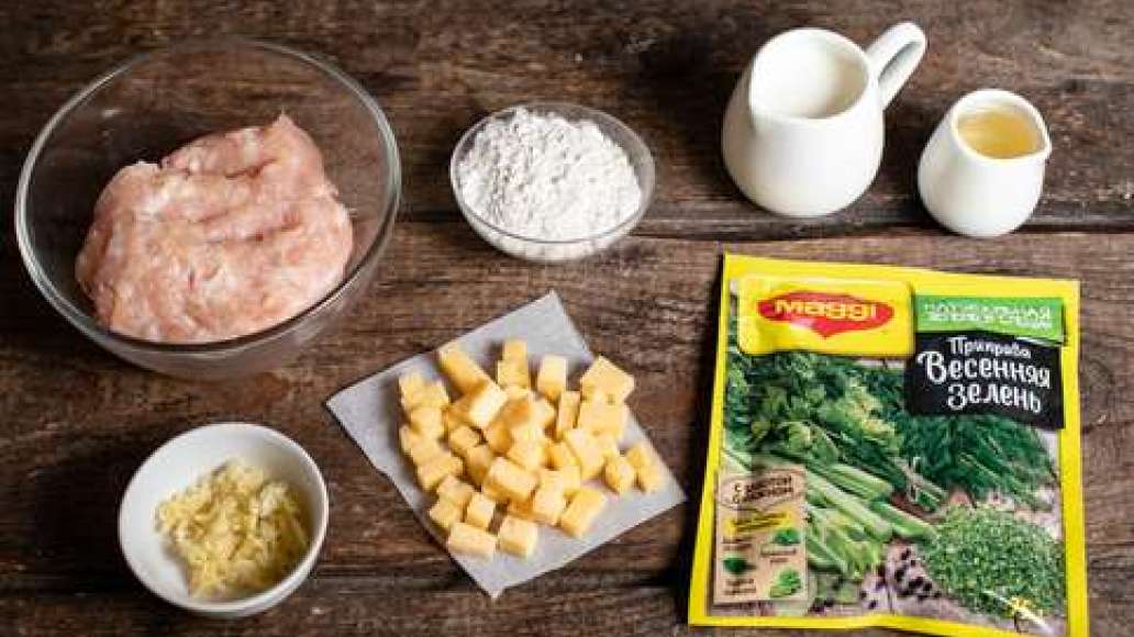 Приготовить фарш. Нарезать сыр мелкими кубиками. Просеять муку для панировки. Очистить и измельчить чеснок. 