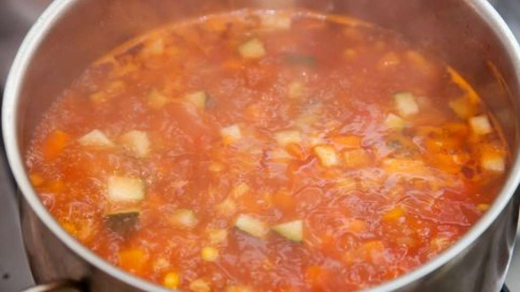 В кастрюлю с бульоном положить обжаренные овощи и кукурузу, довести до кипения и убавить огонь.
В кастрюлю с бульоном положить обжаренные овощи и кукурузу, довести до кипения и убавить огонь.