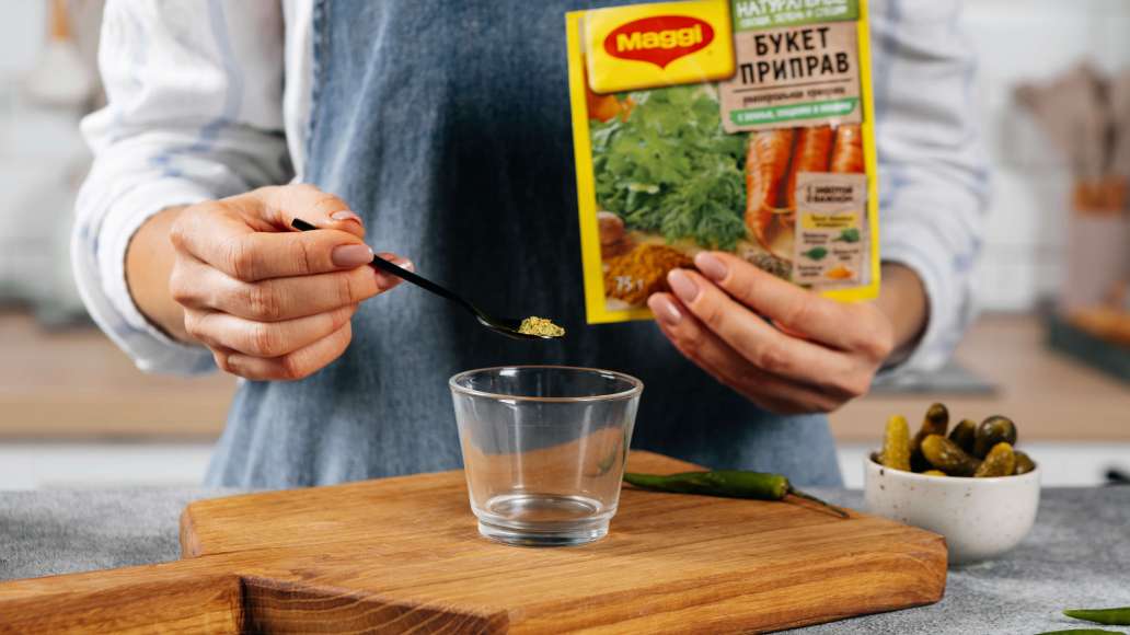 В ёмкости смешать горячую воду с MAGGI® Приправа универсальная Букет приправ и оставить на 3 минуты. В ёмкости смешать горячую воду с MAGGI® Приправа универсальная Букет приправ и оставить на 3 минуты.