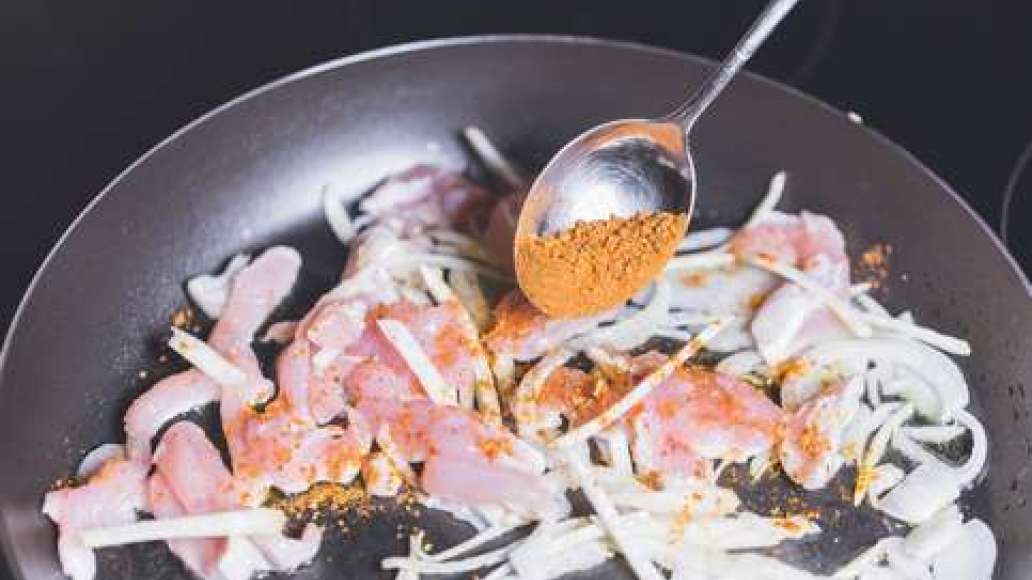 Соединить курицу, лук, чеснок, корень сельдерея, растительное масло и обжарить на сковородке до готовности. Специи MAGGI® Для сочной курицы с паприкой добавить в смесь мяса и овощей, нарезанную зелень и перемешать. Добавить нарезанные помидоры. Влить сли Соединить курицу, лук, чеснок, корень сельдерея, растительное масло и обжарить на сковородке до готовности. Специи MAGGI® Для сочной курицы с паприкой добавить в смесь мяса и овощей, нарезанную зелень и перемешать. Добавить нарезанные помидоры. Влить сли