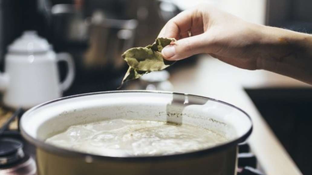 Подготовить ингредиенты. Мясо залить водой, довести до кипения и варить на слабом огне в течение 1,5 часов. В конце варки добавить лавровый лист и перец горошком. Готовый бульон при желании процедить, а мясо вынуть и нарезать кусочками. Подготовить ингредиенты. Мясо залить водой, довести до кипения и варить на слабом огне в течение 1,5 часов. В конце варки добавить лавровый лист и перец горошком. Готовый бульон при желании процедить, а мясо вынуть и нарезать кусочками.