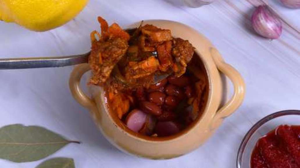 Разложите по горшочкам фасоль, сверху поместите зажарку с мясом. Налейте рассол в кастрюлю, доведите до кипения и процедите в него бульон. Вновь доведите до кипения. Разложите по горшочкам фасоль, сверху поместите зажарку с мясом. Налейте рассол в кастрюлю, доведите до кипения и процедите в него бульон. Вновь доведите до кипения.