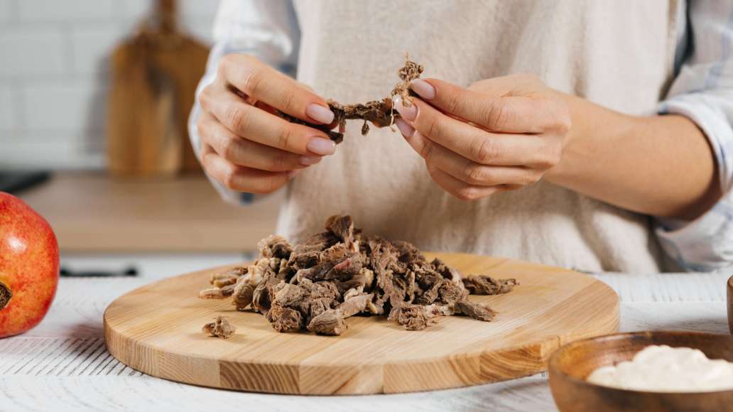 Варить мясо до готовности, периодически снимая пену. Дать остыть и разобрать на короткие волокна. Варить мясо до готовности, периодически снимая пену. Дать остыть и разобрать на короткие волокна.