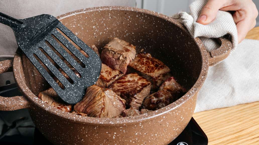 В кастрюле с толстым дном разогреть масло и выложить мясо, обжаривать в
течении 7-10 минут. В кастрюле с толстым дном разогреть масло и выложить мясо, обжаривать в
течении 7-10 минут.