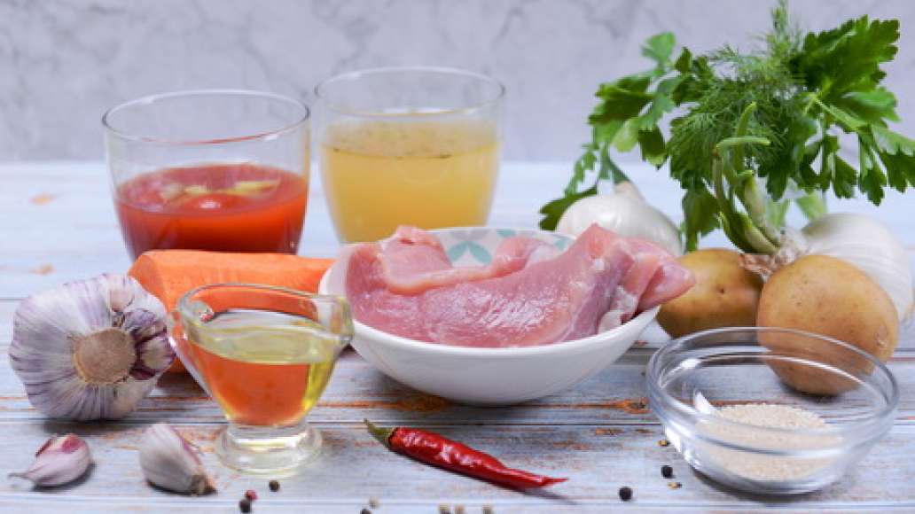 Подготовьте ингредиенты, промойте мясо и нарежьте порционными кусочками. Подготовьте ингредиенты, промойте мясо и нарежьте порционными кусочками.